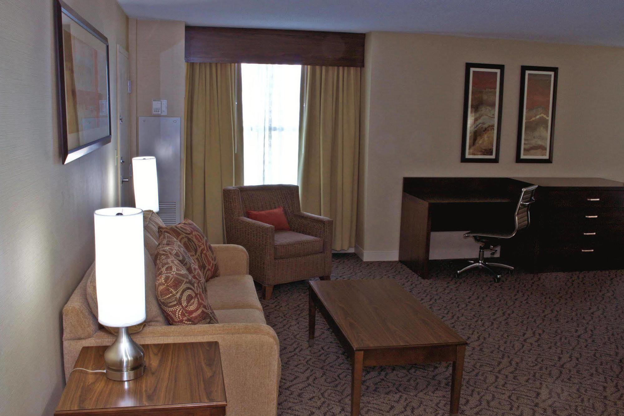 Doubletree By Hilton Norfolk Airport Hotel Buitenkant foto